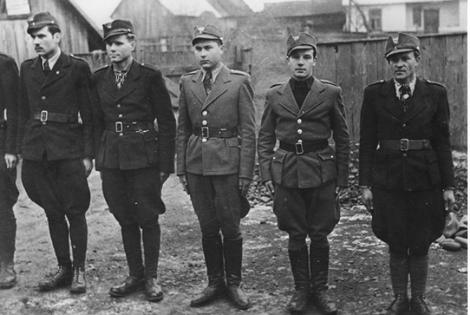 Члени Карпатської Січі в строю. Другий зліва Олександр Блестів («Гайдамака»). Лютий-перша половина березня 1939 р. Хуст