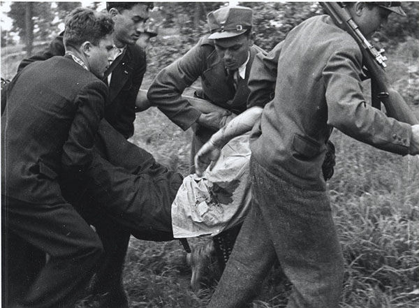 Реконструкція. Січовики несуть пораненого. Квітень 1939 р. Словаччина