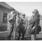 Петро Лисюк (з фотоапаратом) на вулиці в Хусті. Незадовго перед загибеллю 14 березня 1939