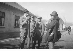 Петро Лисюк (з фотоапаратом) на вулиці в Хусті. Незадовго перед загибеллю 14 березня 1939
