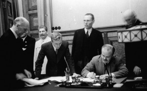 Підписання В'ячеславом Молотовим Пакту про ненапад між СРСР і Німеччиною 23 серпня 1939 року