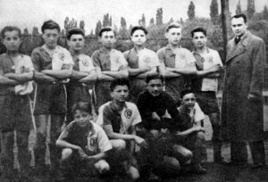 Юнацька футбольна команда «Рапід» (Прага), в складі якої у 1938 році виступали П. Крайняниця (воротар) та Д. Калинич (стоїть: третій зліва)