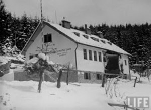 Чехословацька туристична база у с. Скотарське, підірвана внаслідок диверсії польських бойовиків. Грудень 1938 р