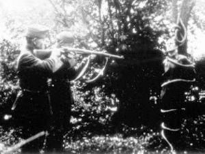 Розстріл угорськими солдатами привязаного до дерева в лісі полоненого січовика. Друга половина березня 1939 р