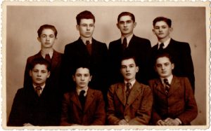 Гімназисти Іван Семедій, Іван Марґітич (стоять зліва), Василь Маркусь (сидить третій зліва) з однокласниками. Хуст, 28 січня 1940 р.