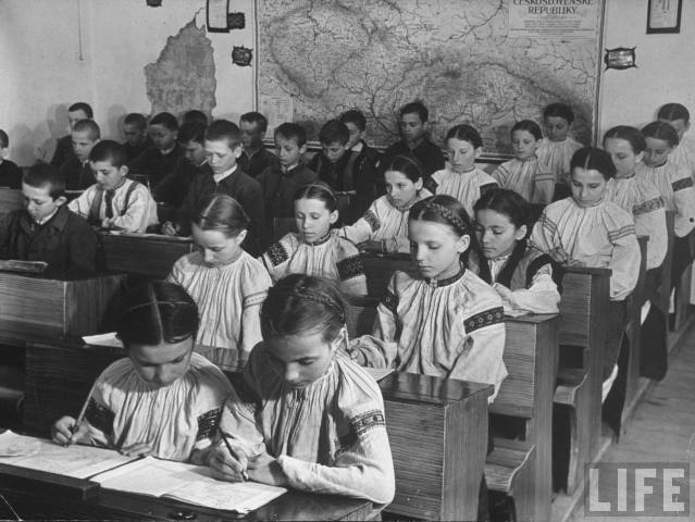 Закарпатські діти у школі с. Богдан, 1937