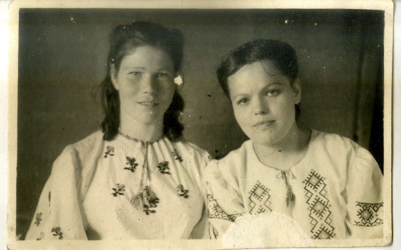 Ніна Бечук (праворуч)