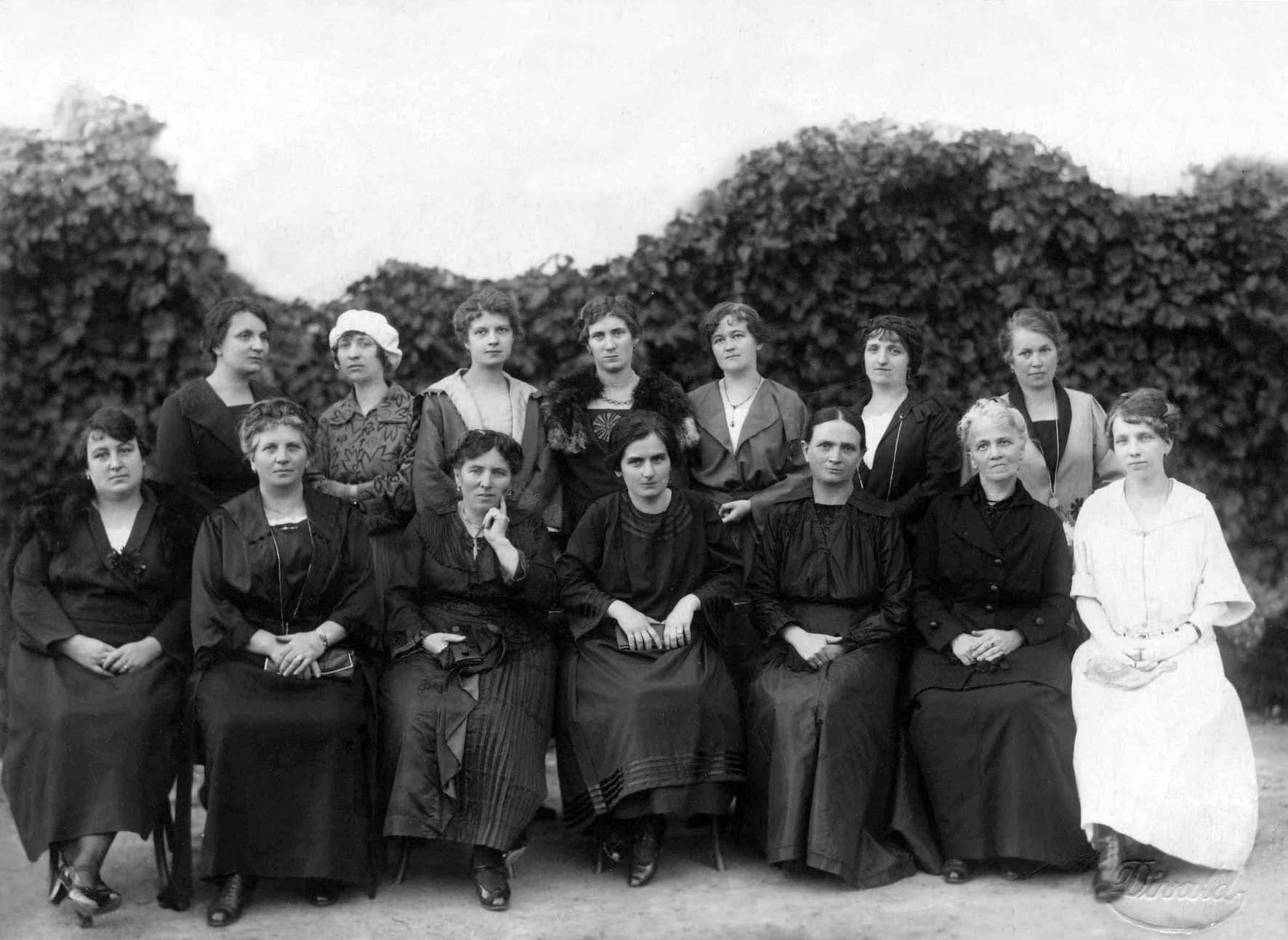 Ірина Невицька (сидить по центру) в жіночому товаристві.