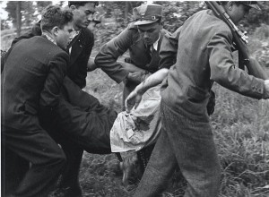 Реконструкція. Січовики несуть пораненого. Квітень 1939 р. Словаччина